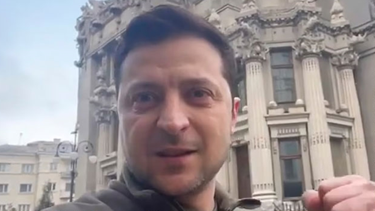 Atacaţi pe toate fronturile de către ruşi, soldaţii ucraineni au reuşit să ţină piept încă o noapte. Zelenski, nou mesaj din centrul Kievului: Sunt aici. Nu ne predăm. Ne vom apăra ţara! - VIDEO