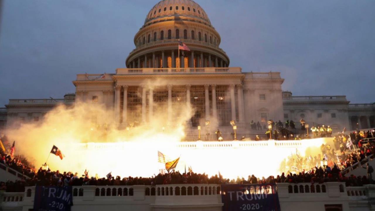 Filmul evenimentelor din SUA: patru persoane au murit și mai multe au fost rănite în urma protestelor violente de la Capitoliu. GALERIE FOTO