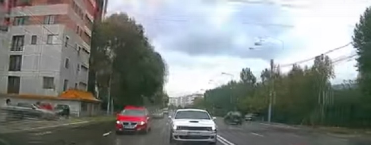 CONSTANŢA. Înainte de accident, şoferul care şi-a pierdut viaţa le făcea flash-uri celorlalți conducători auto care mergeau cu viteză mai mică. ''Dumnezeu să te ierte, Cristi''
