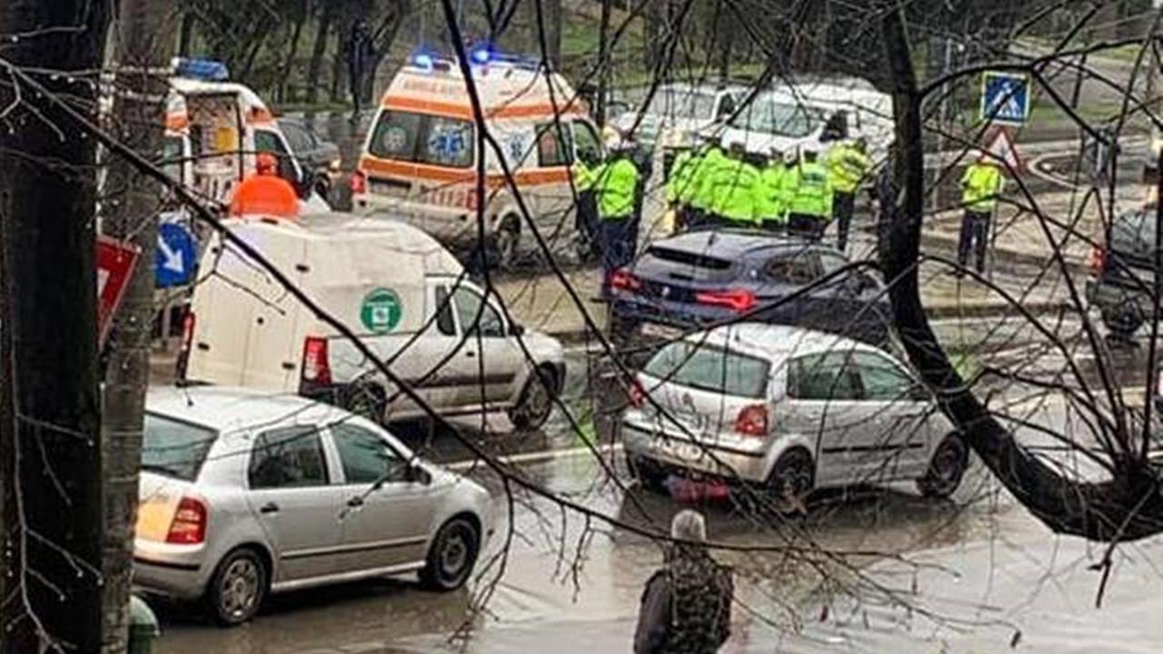 Un șofer de 97 de ani a lovit cu mașina un bărbat de 74 de ani care se afla pe trecerea de pietoni, iar apoi a fugit de la locul accidentului