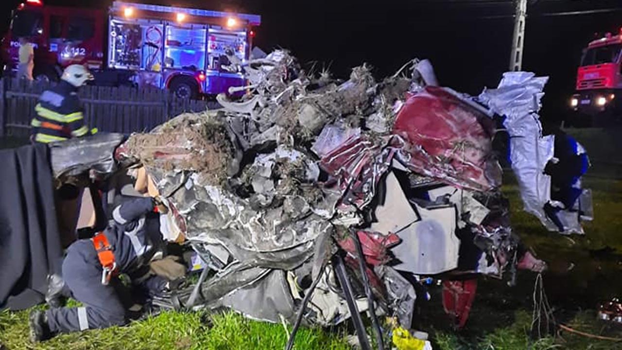 Imagini cutremurătoare de la un accident. Medicii s-au chinuit zeci de minute să salveze viața a trei tineri prinși între fiarele unei mașini. GALERIE FOTO