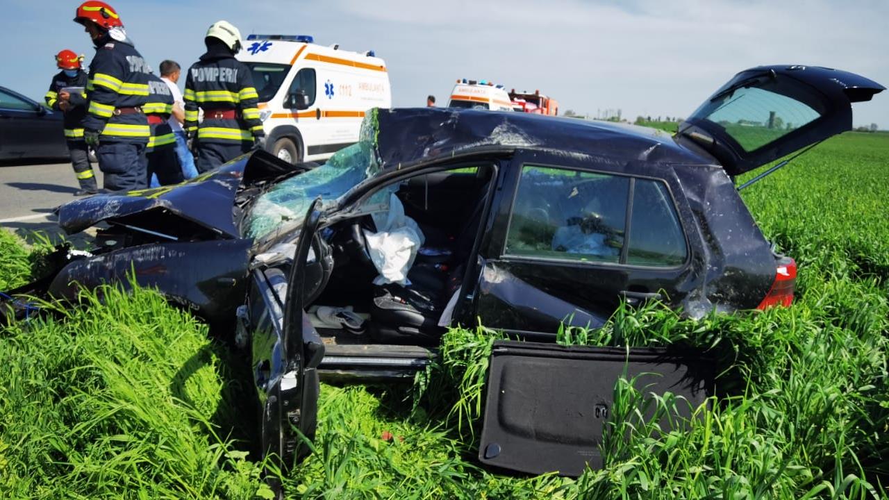 JUDEȚUL CONSTANȚA. O mașină în care se aflau trei persoane, implicată într-un accident la ieșire din localitatea Mihail Kogălniceanu, spre Ovidiu. GALERIE FOTO