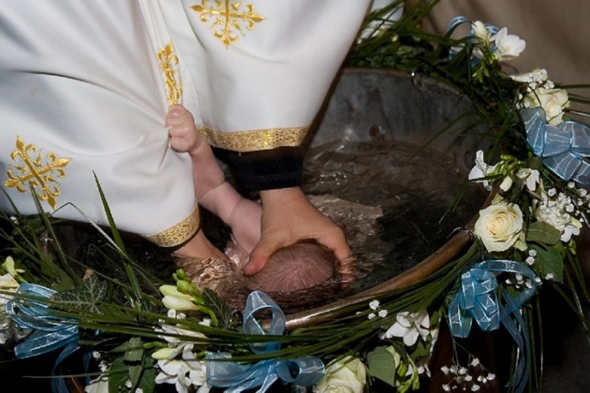 S-a stins din viaţă bebeluşul ajuns la spital în stare gravă, după ce a fost scufundat de preot în cristelniţă