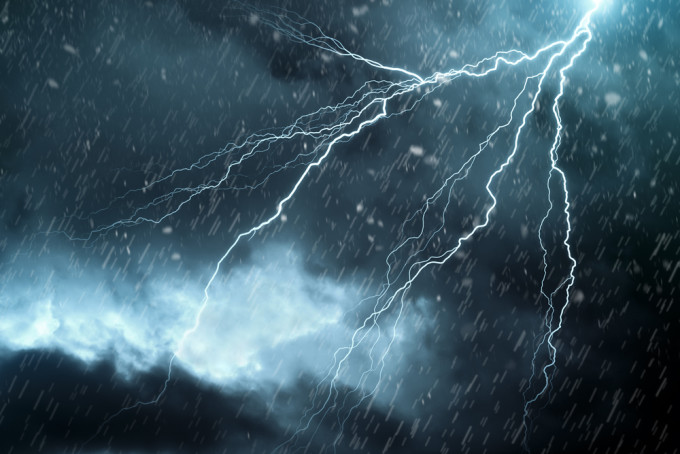 INFORMARE METEO. Ploi în cea mai mare parte a ţării, până la ora 22:00