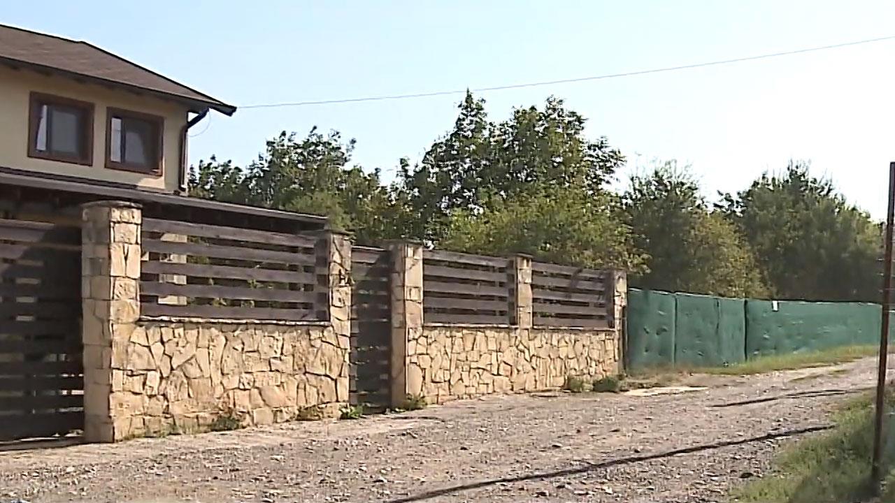 cartier-din-orasul-constantacu-drumuri-pietruite-si-buruieni