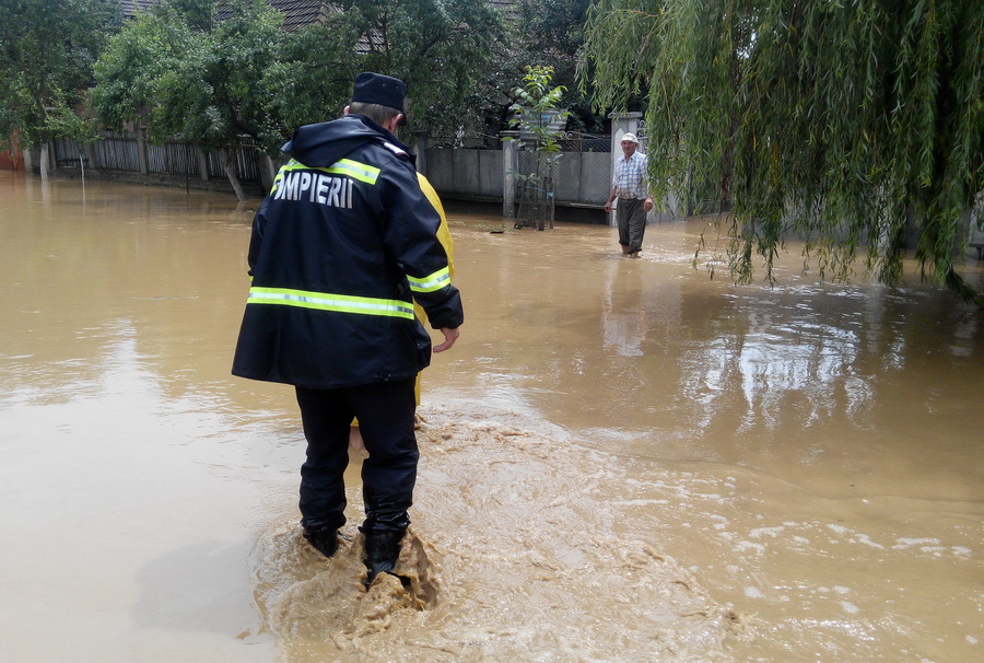 Alertă în judeţul Constanţa. Hidrologii anunţă inundaţii locale şi creşteri rapide de debite - DN 39, pe sensul spre Mangalia, este inundat