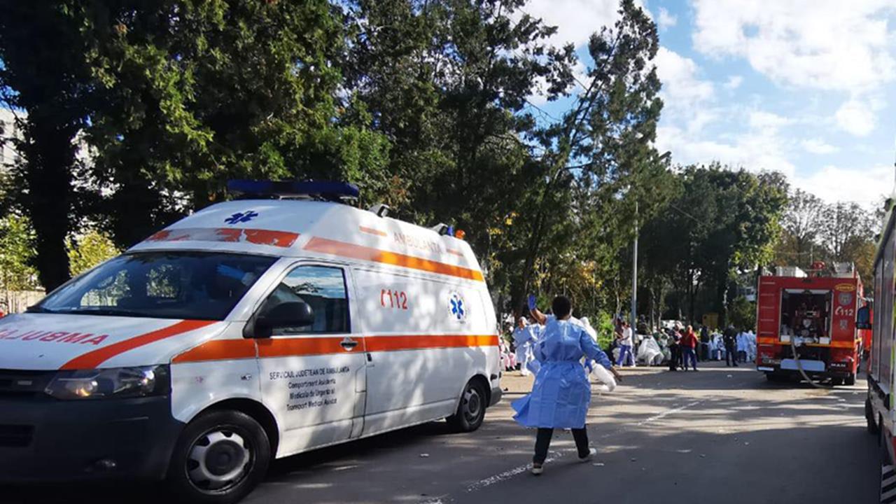 INCENDIUL DE LA INFECȚIOASE. Val de revoltă în fața spitalului: „Criminalilor, mor oamenii din cauza voastră!”