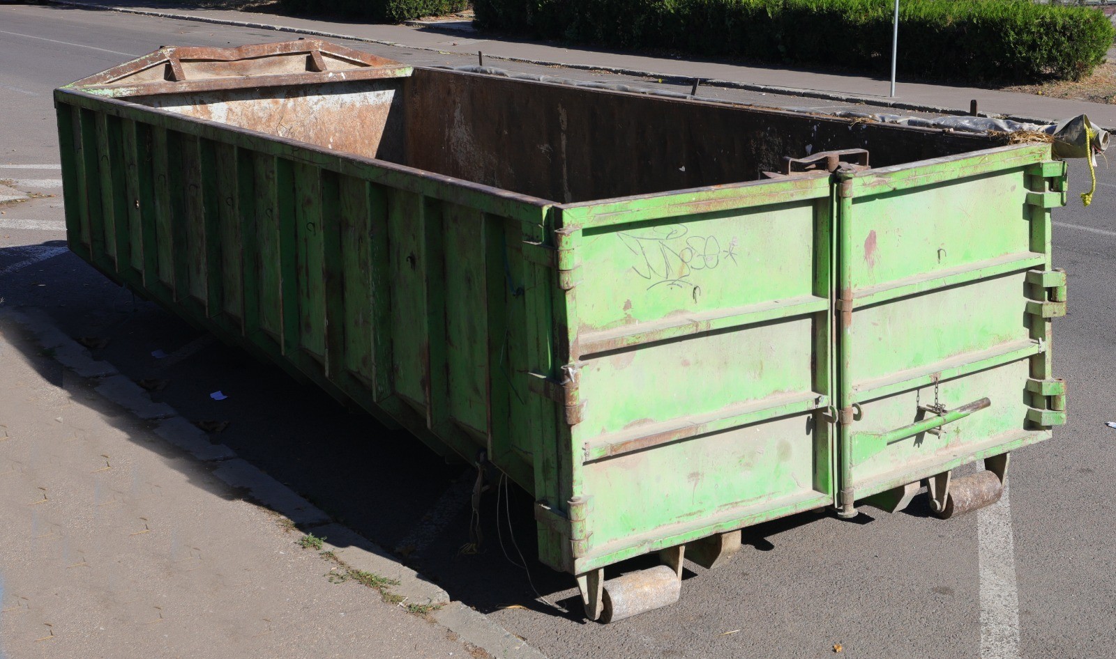 Containere pentru deșeuri voluminoase, amplasate temporar în cartierul Km 5