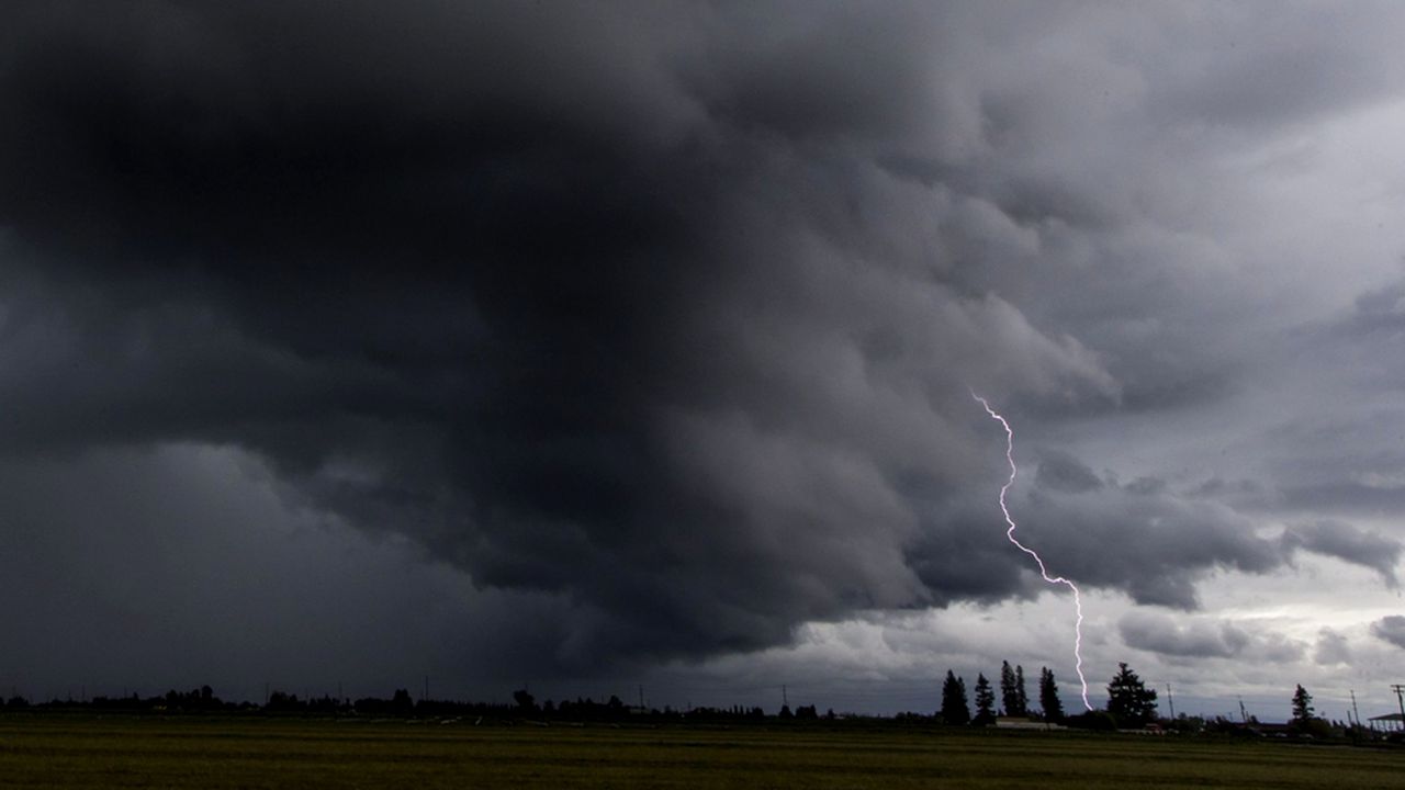 AVERTIZARE METEO. Județul Constanța, sub cod roșu de vijelii puternice, ploi torențiale și grindină: vântul va depăși 100 km/h. LOCALITĂȚILE VIZATE