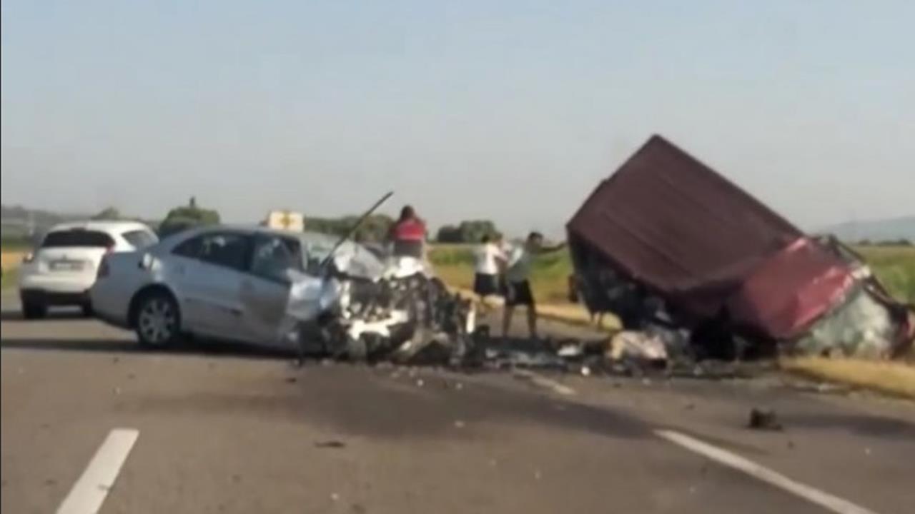 Șapte persoane, dintre care doi copii, și-au pierdut viața în urma unui accident cumplit: a fost activat planul roşu de intervenţie. GALERIE FOTO