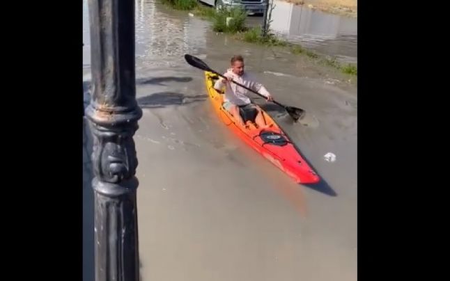 Constănţenii fac haz de necaz. La plimbare cu caiacul pe promenada din Mamaia Nord, care a costat peste 27 milioane lei - VIDEO