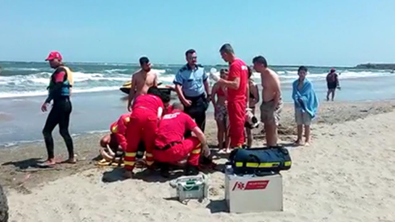 Alertă la Eforie Nord! Două persoane au fost scoase la mal, inconștiente, de către salvamari