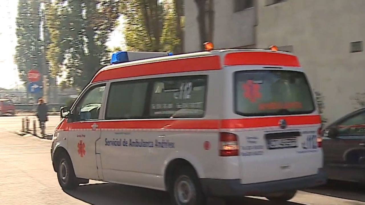 COSTINEŞTI. Zeci de turişti cazaţi la o vilă au ajuns la spital după ce au făcut indigestie. Printre cei transportaţi la Spitalul Judeţean Constanţa, sunt şi 6 copii