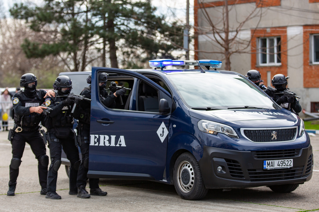 tineri-suspectati-de-detinere-de-substante-psihoactive-prinsi-de-jandarmi-in-constanta