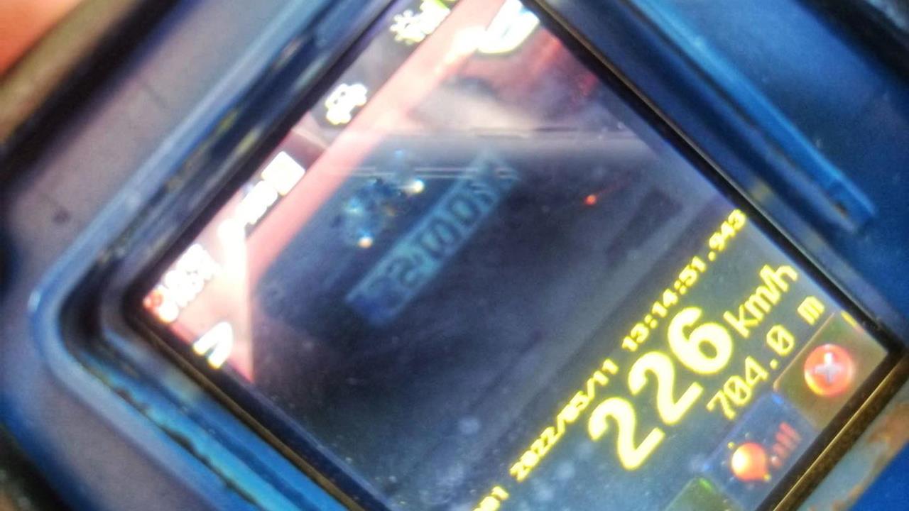 NAȚIONAL. Un șofer a fost prins conducând cu 226 km/h. Poliția: „O astfel de viteză nu îți garantează siguranța, darămite să ajungi la destinație”
