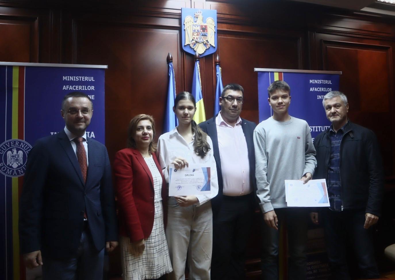au-fost-premiati-cei-doi-elevi-care-au-obtinut-media-10-la-evaluarea-nationala-2024