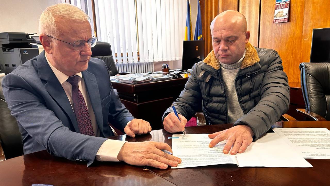 primarul-comunei-comana-a-semnat-contractul-de-finantare-pentru-obiectivul-de-investitii-asfaltare-strazi-comana-tataru-si-pelinu-etapa-i